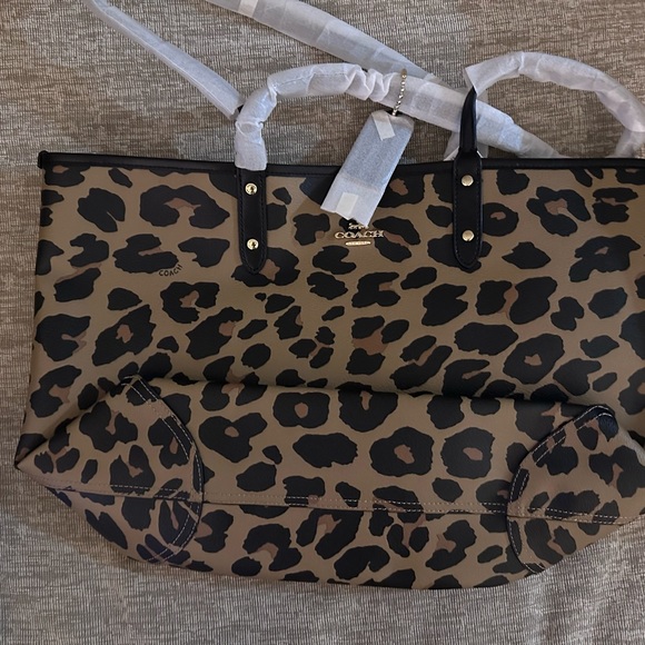 NWT! Coach leopard reversible city tote with matching leopard Crossbody handbag. - Picture 3 of 10